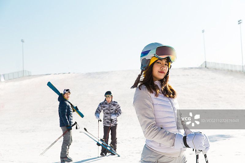 青年女子在户外滑雪肖像图片素材