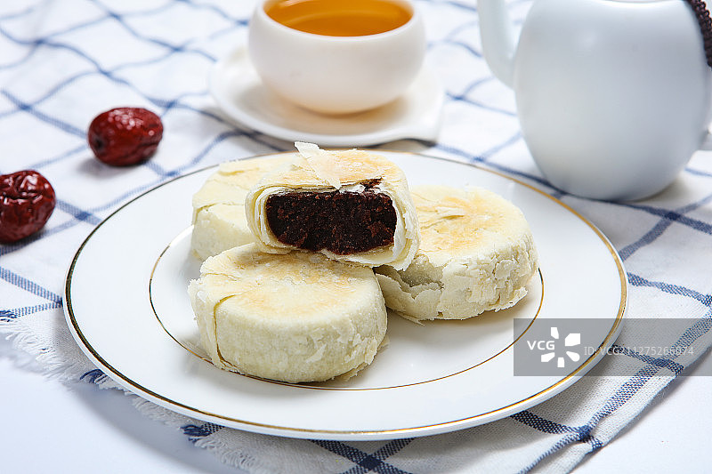 传统糕点苏式黑芝麻月饼图片素材