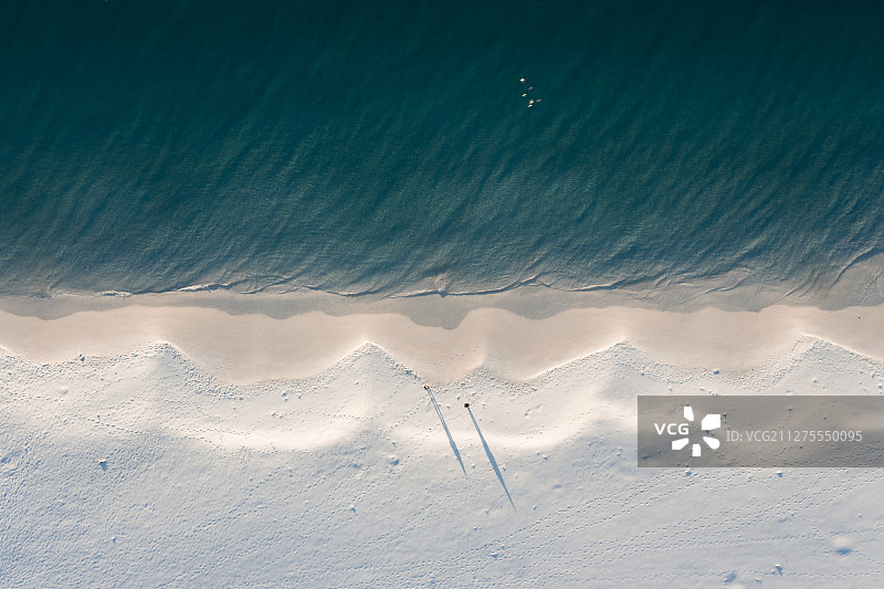 航拍澳大利亚贾维斯湾海边沐浴阳光，宁静放松的海滩度假生活，世图片素材