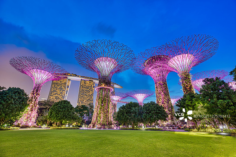 新加坡超级树公园和金沙酒店的落日晚霞图片素材