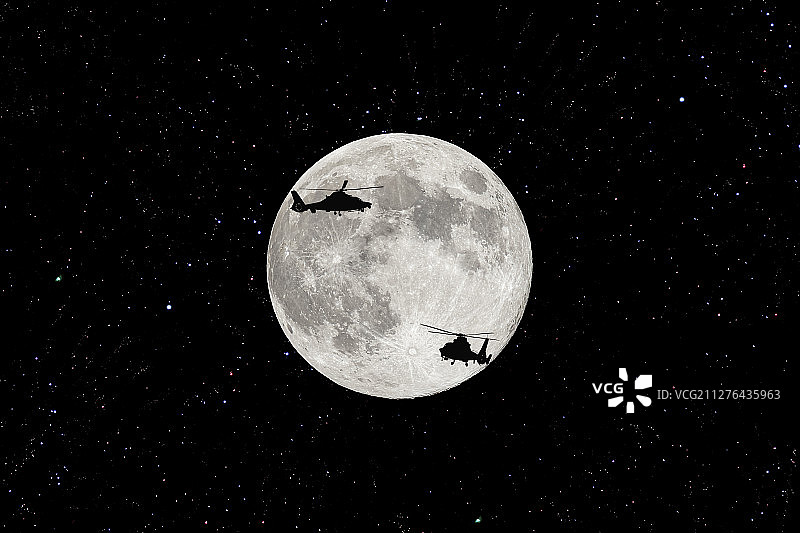 浩瀚的星空下两架直升机在月球前飞过图片素材