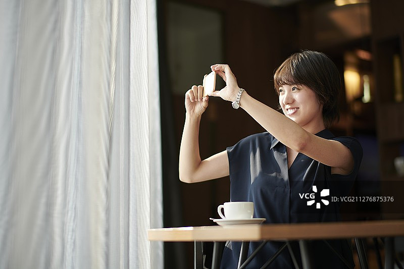 一个年轻的日本女人在咖啡馆图片素材