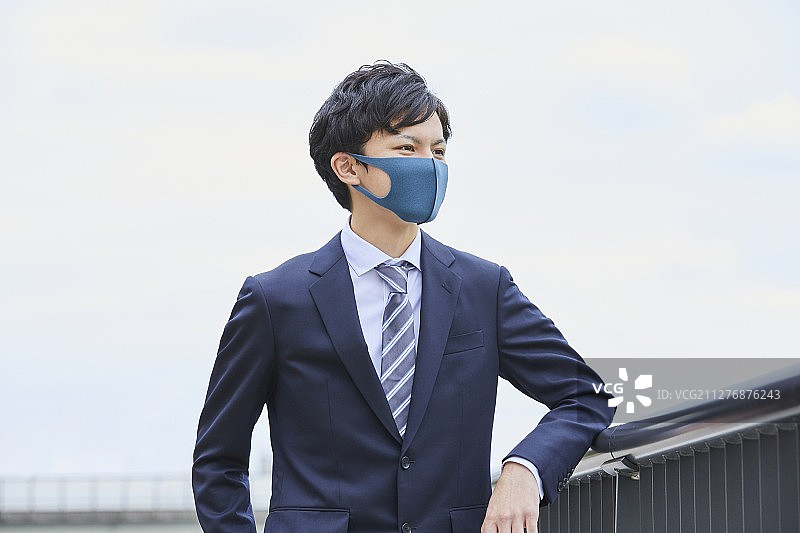 日本男子戴面具图片素材
