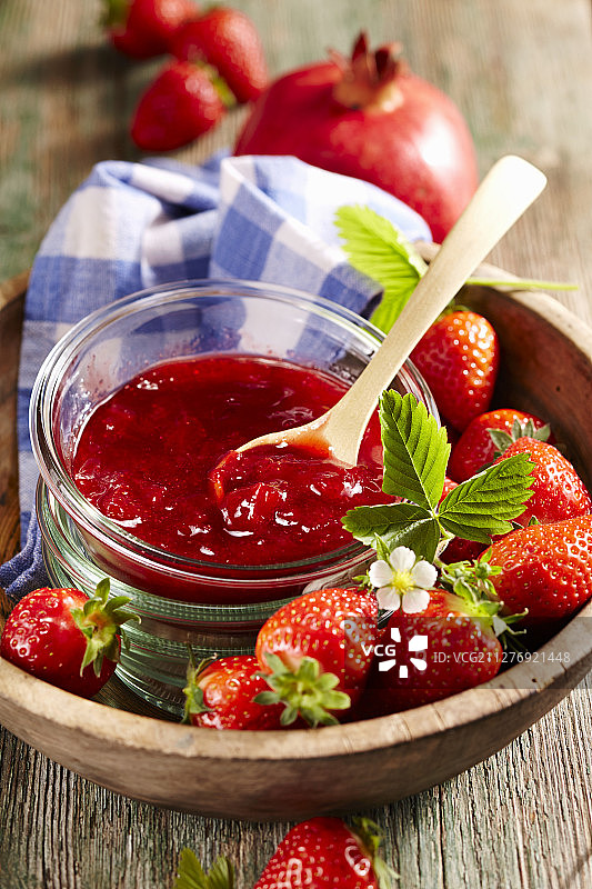 石榴和草莓酱配新鲜水果图片素材