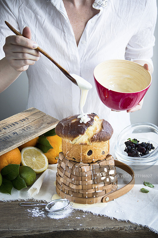 意大利复活节蛋糕，配橙汁和蜜饯水果图片素材