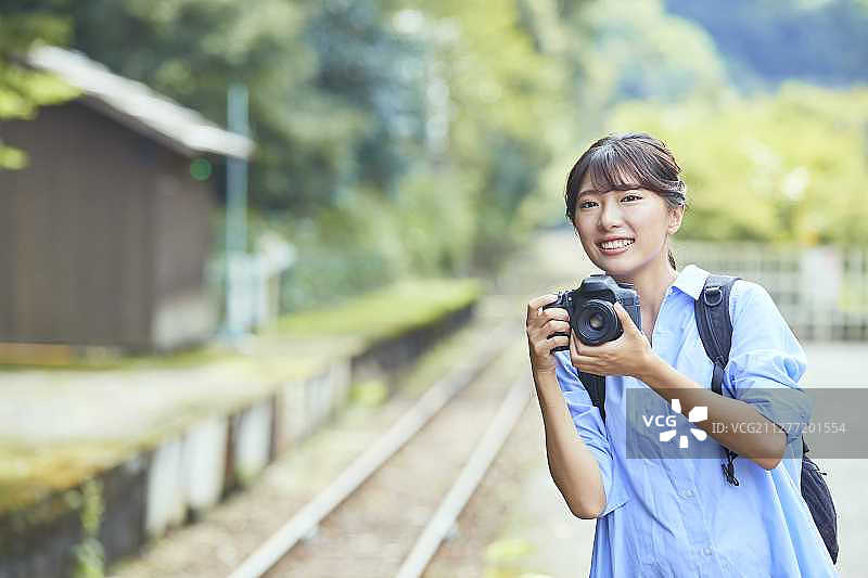 年轻的日本女人在京都旅行图片素材