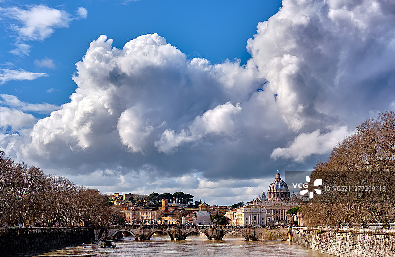 圣彼得大教堂和台伯河在二月涨了水。意大利罗马，梵蒂冈的圣彼得大教堂和圣安杰洛桥图片素材