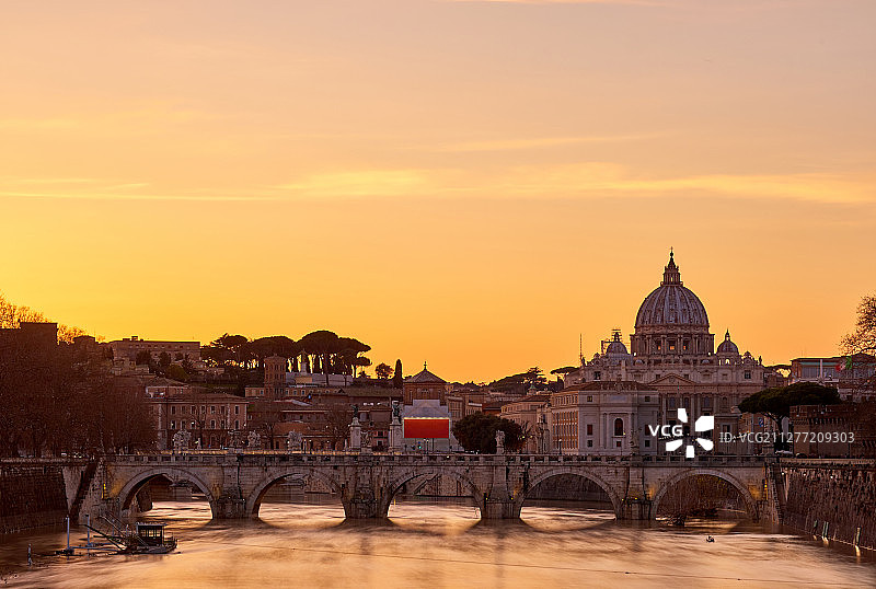 圣彼得大教堂和台伯河日落时涨潮。意大利罗马，梵蒂冈的圣彼得大教堂和圣安杰洛桥图片素材
