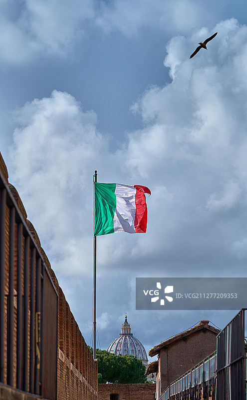 圣彼得大教堂从圣天使城堡(圣天使城堡)和意大利国旗在罗马图片素材