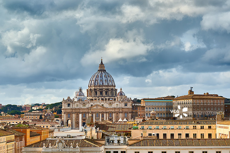 从圣天使城堡(圣天使城堡)俯瞰梵蒂冈的圣彼得大教堂，意大利罗马图片素材