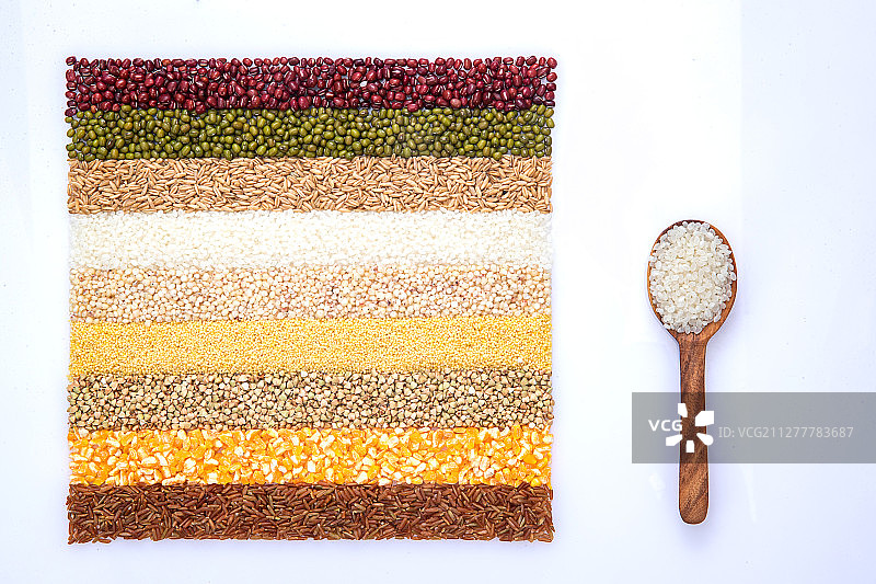 五谷杂粮平铺和盛满大米的木匙图片素材