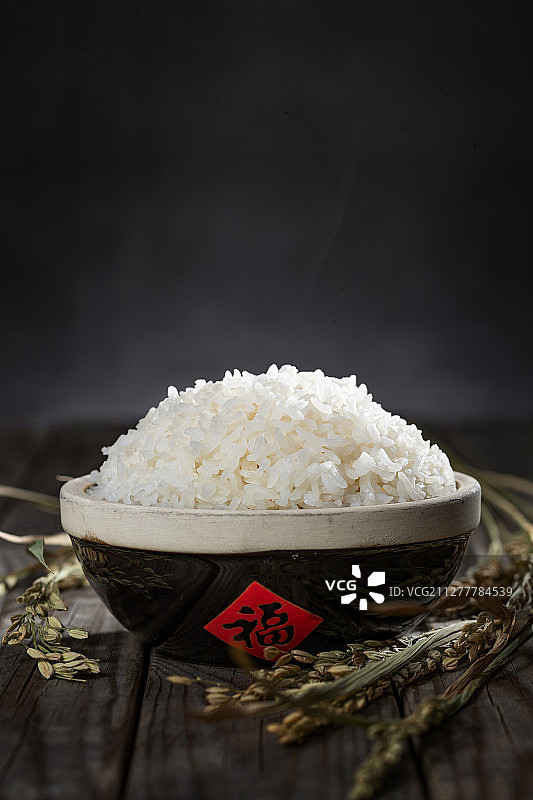 一碗热气腾腾的米饭图片素材