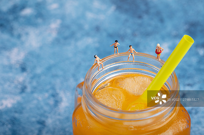 夏天玻璃瓶橙汁汽水吸管游泳玩耍的儿童图片素材