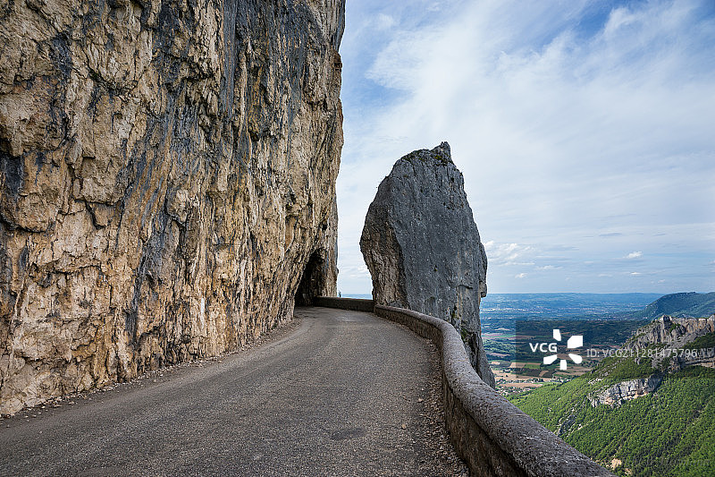路边的悬崖和岩石形成图片素材