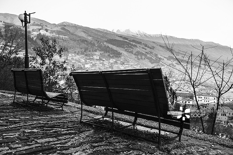 阿尔巴尼亚阿吉罗卡斯特罗的黑白长凳图片素材