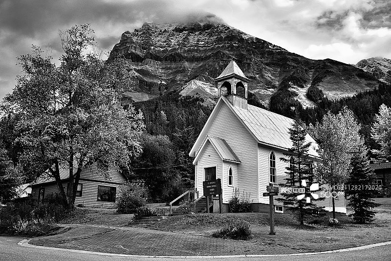 白色教堂，家庭和山的背景(黑白)图片素材