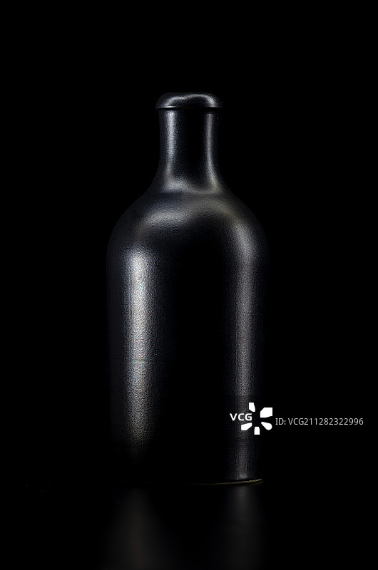 黑色的瓶子图片素材