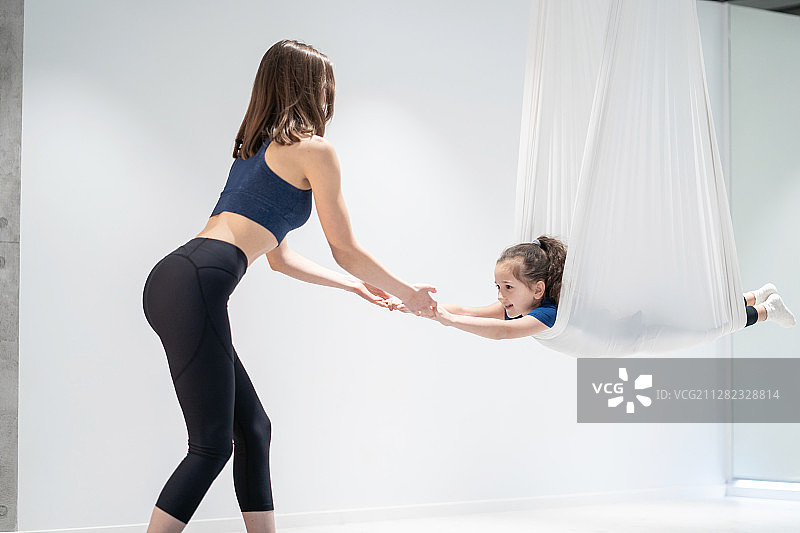 妈妈和女儿在健身房做瑜伽图片素材
