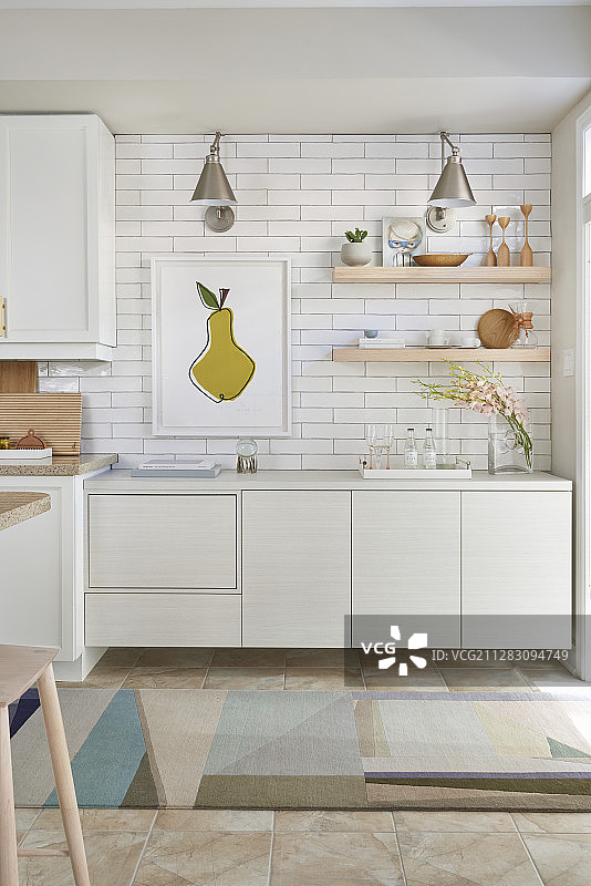 白色厨房与浅色木材和白色地铁瓷砖图片素材