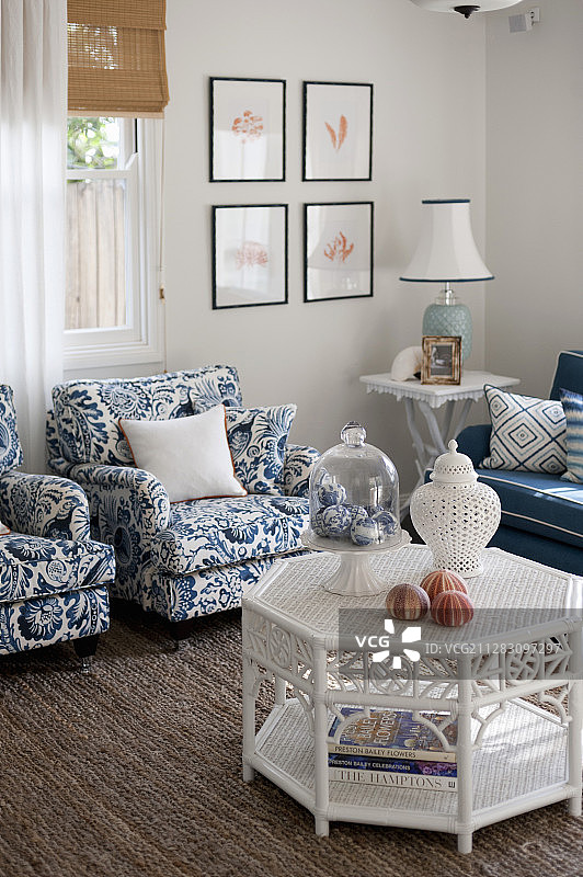 客厅白色藤桌、蓝白扶手椅、边桌图片素材