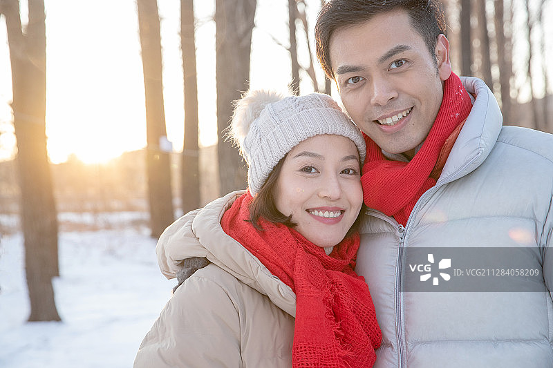 雪地上的青年夫妇图片素材