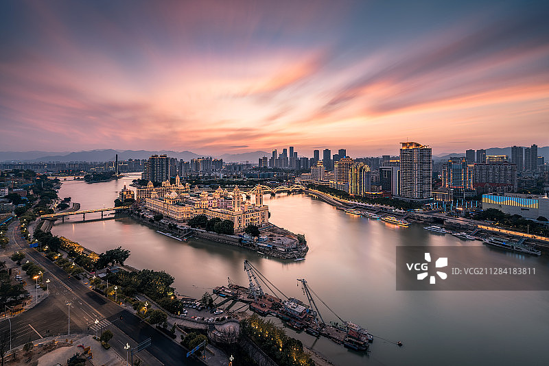 日落晚霞时分福州中洲岛与解放大桥城市天际线图片素材