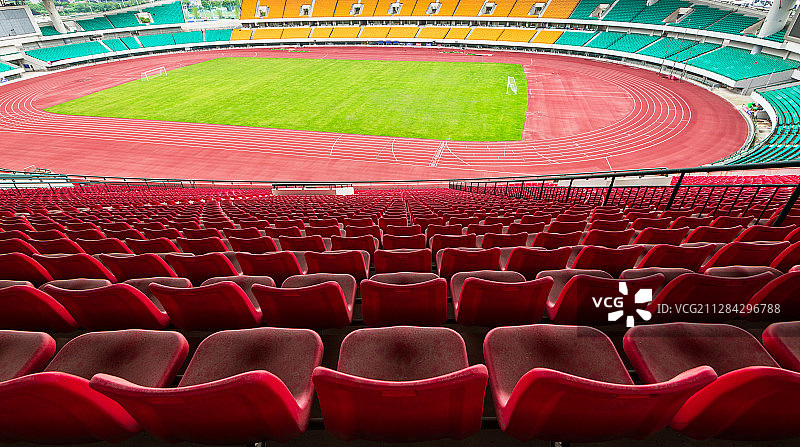 座椅上俯瞰体育场内部跑道以及足球场图片素材