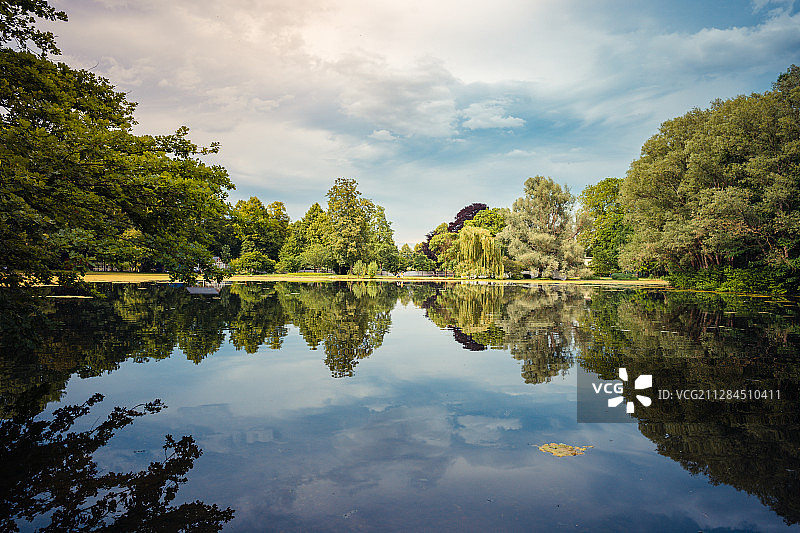 德国波恩，郁郁葱葱的树木倒映在湖面上图片素材