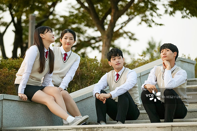 高中学生的日常生活，亚洲青少年学生穿着校服和朋友在大学090图片素材