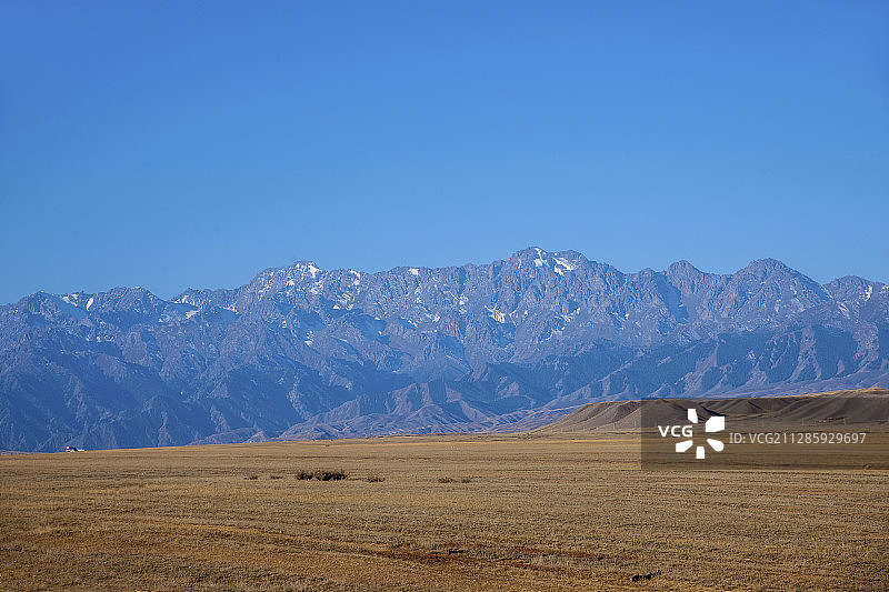 新疆安集海大峡谷边沿的草原图片素材