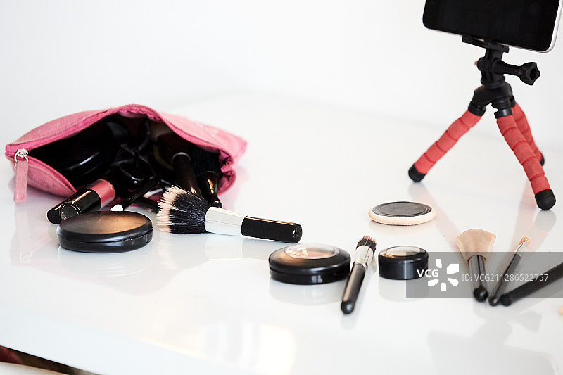 一个化妆博客的静态生活设备放在桌子上，像化妆品，遮瑕膏和刷子图片素材