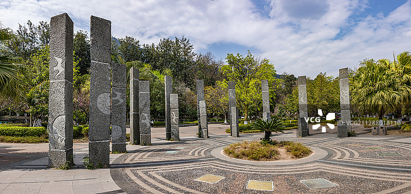 四川省凉山邛海公园石柱雕塑图片素材