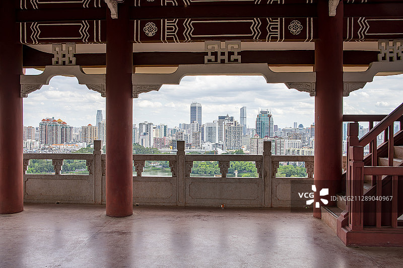 中国广州麓湖公园的古建筑和广州城市风光图片素材