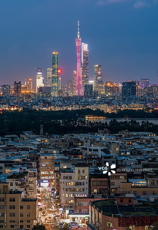 广州傍晚，远处的珠江新城CBD与近处的后滘村图片素材