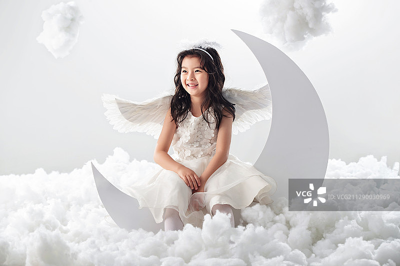 坐在月亮上的快乐小天使图片素材