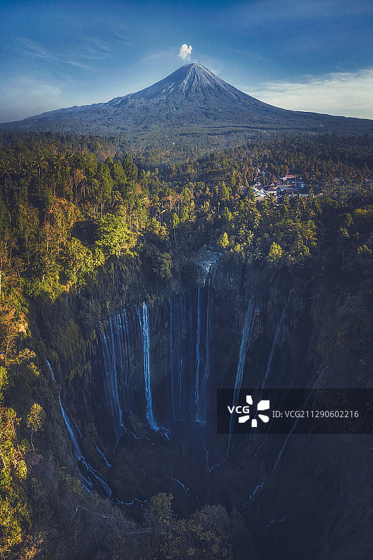 航拍火山下峡谷里的森林与瀑布图片素材