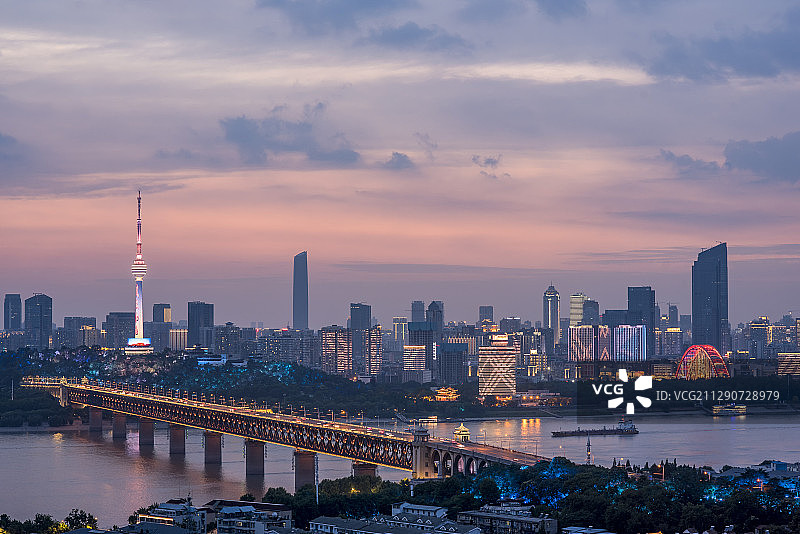 武汉地标长江大桥龟山电视塔灯光秀夜景图片素材