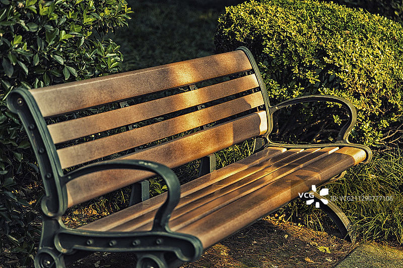 傍晚阳光洒在凳子上图片素材