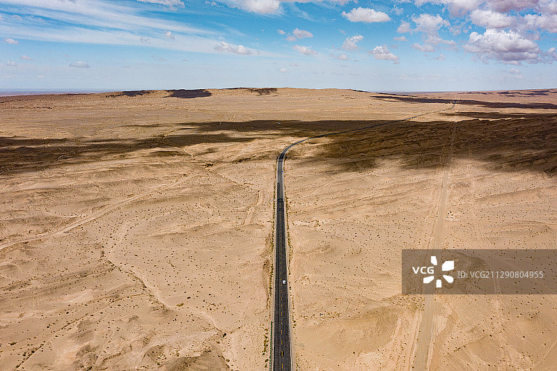 戈壁滩中孤独弯曲的G315国道公路图片素材