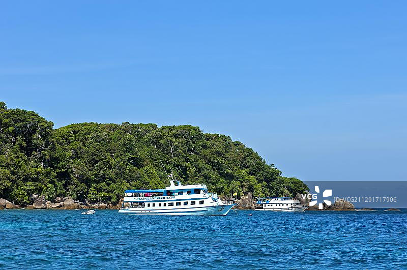 游览船停泊在亚洲泰国的米克米兰国家公园的斯米兰群岛图片素材