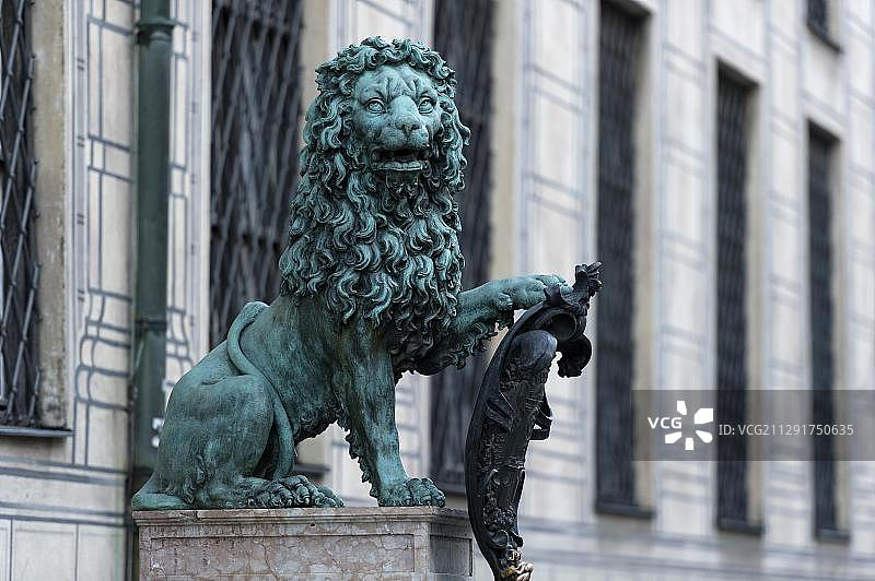 青铜雕塑，巴伐利亚狮子在慕尼黑住宅入口，慕尼黑，上巴伐利亚，德国，欧洲图片素材