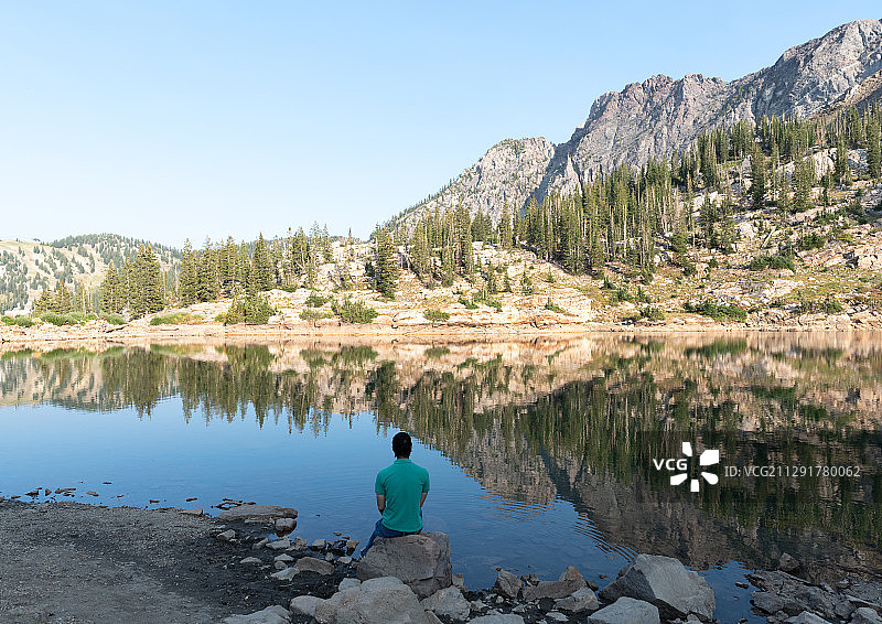 美国盐湖城，一名男子欣赏自然美景的后视镜图片素材