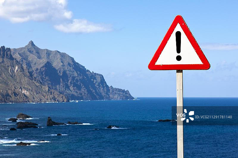 悬崖上的警告标志，特内里费东北部，加那利群岛，西班牙，欧洲图片素材