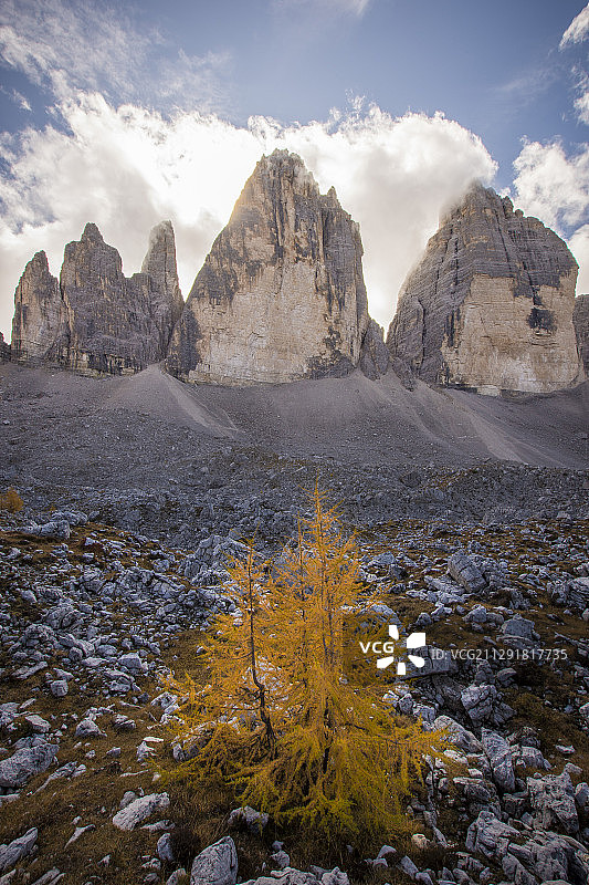 低角度的三个山峰拉瓦雷多，赛斯托，意大利图片素材