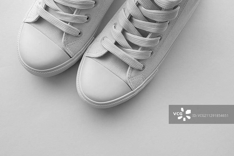 一双白色运动鞋与复制空间，诺维萨德，塞尔维亚图片素材