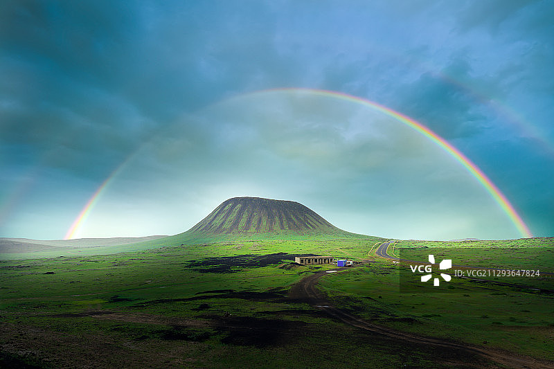 长虹下的火山图片素材