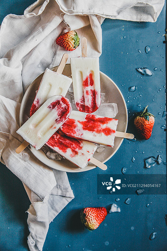 草莓冰激凌图片素材