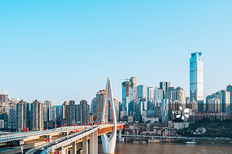 中国重庆市嘉陵江和千厮门大桥晴天风光图片素材