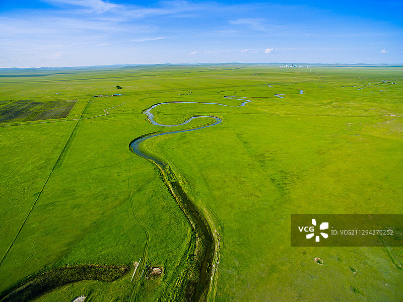 航拍草原上蜿蜒的九曲河流图片素材