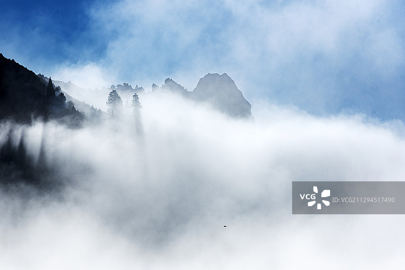 雾罩神山图片素材